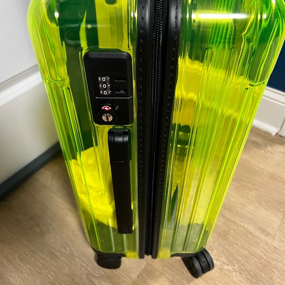 Rimowa essential cabin both green and pink avail - Picture 2 of 8